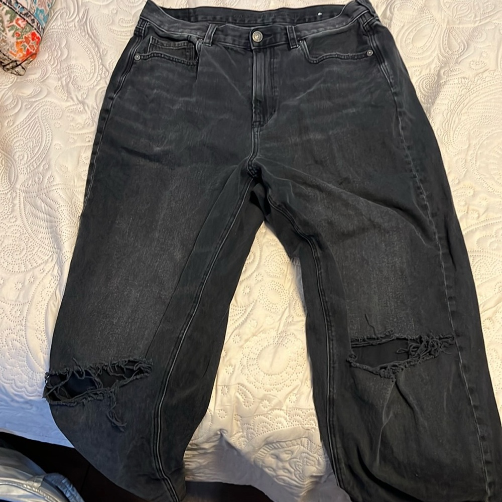 Relaxed Mom Jeans. Distressed knees.